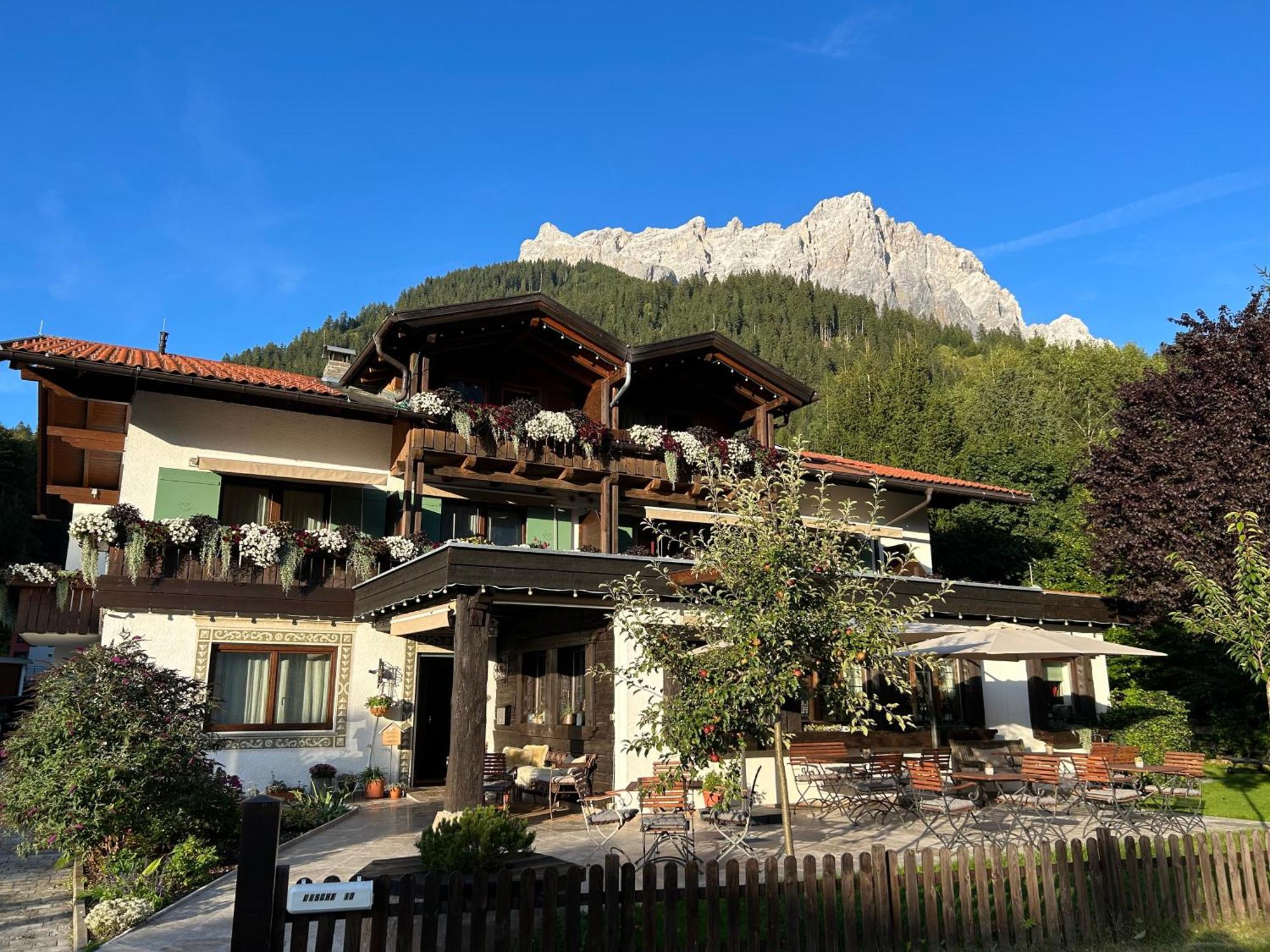 Das Halali - Dein Kleines Hotel An Der Zugspitze エールヴァルト エクステリア 写真